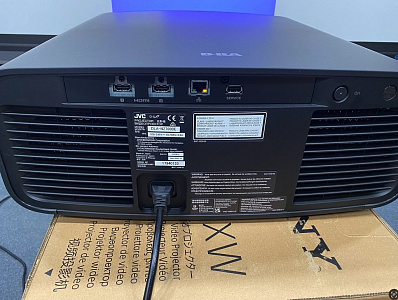 Кинотеатральный 4K-проектор JVC DLA-NZ700B c лазерным источником света
