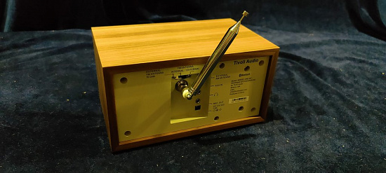 Радиоприемник Tivoli Model One BT Цвет: Бежевый/Орех [Classic Walnut]
