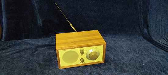 Радиоприемник Tivoli Model One BT Цвет: Бежевый/Орех [Classic Walnut]