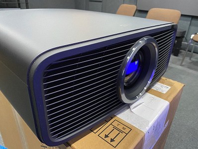 Кинотеатральный 4K-проектор JVC DLA-NZ700B c лазерным источником света