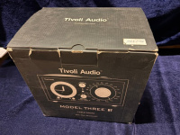 Радиоприемник с часами Tivoli Model Three BT Цвет: Бежевый/Орех [Classic Walnut]