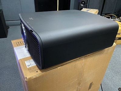 Кинотеатральный 4K-проектор JVC DLA-NZ700B c лазерным источником света
