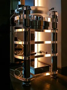 Стойка для Transrotor ORION REFERENCE FMD. Белый акрил и полированный алюминий Стойка для Transrotor ORION REFERENCE FMD. Белый акрил и полированный алюминий